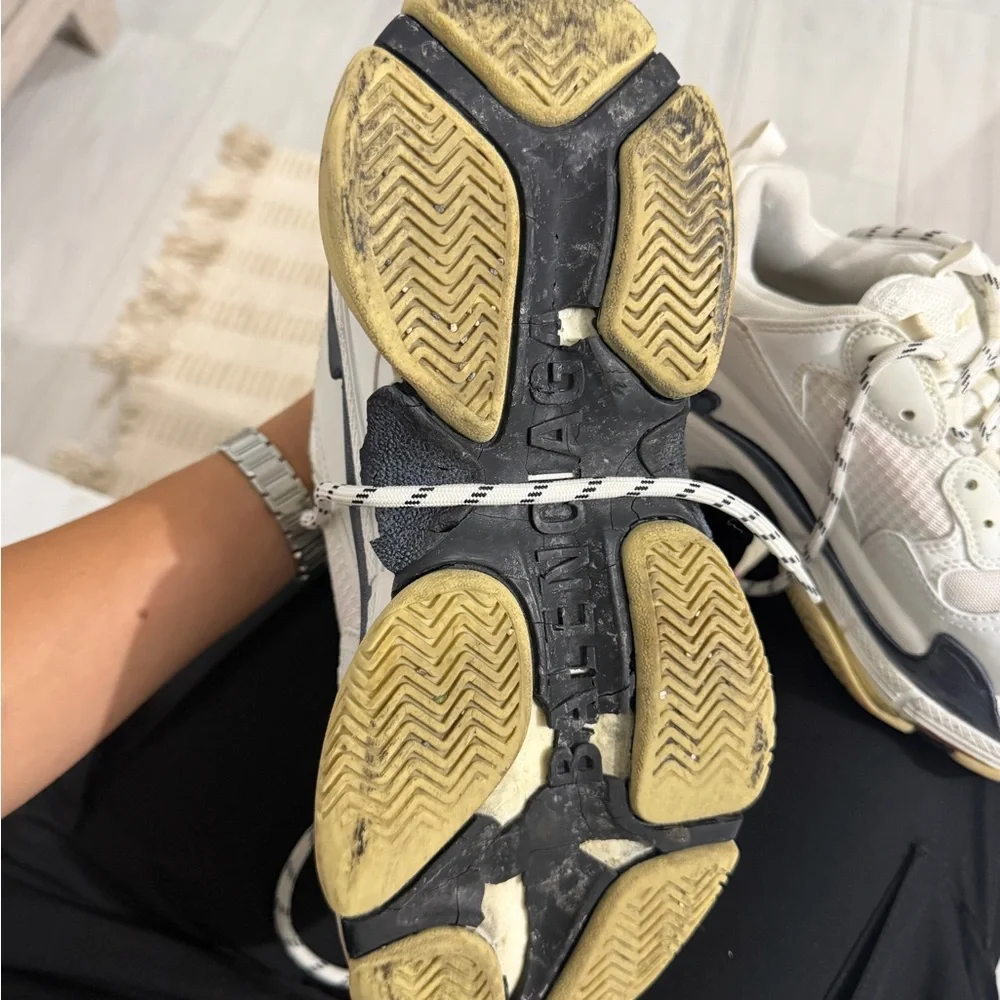 Balenciaga White and Cream Women's Sneakers - Picture 6 of 12